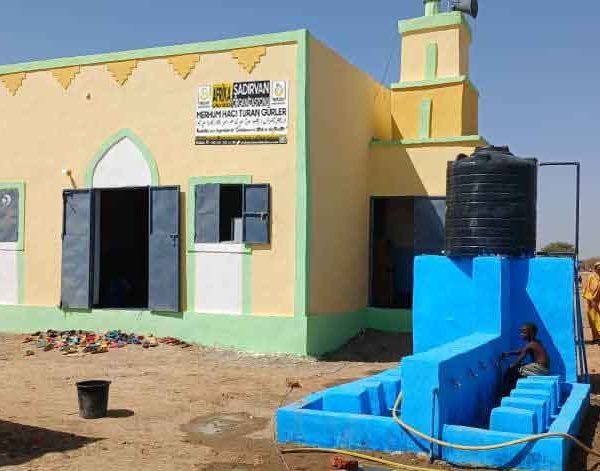 ŞADIRVAN ve  SU KUYUSU BİR ARADA (AFRİKA)