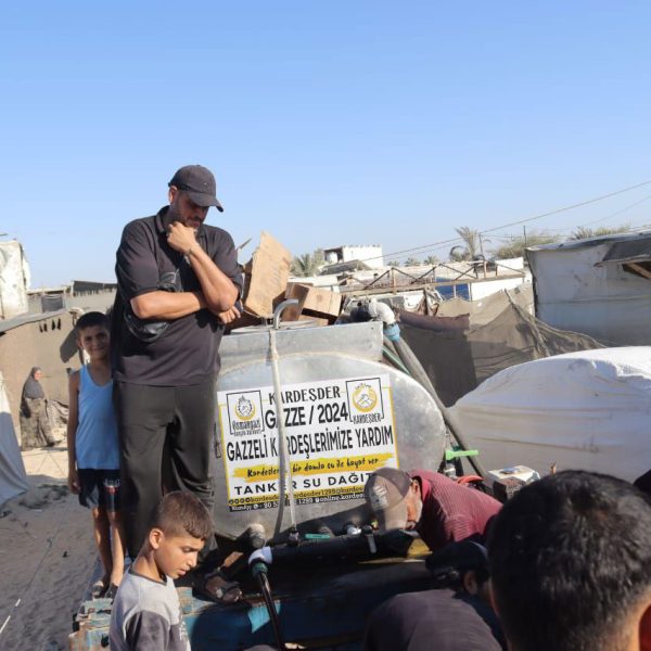 GAZZE'YE SU TANKERİ İLE SU DAĞITIMI